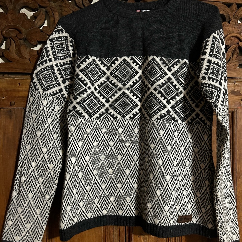 Sherpa adventure gear Black and White Patterned Crewneck Sweater